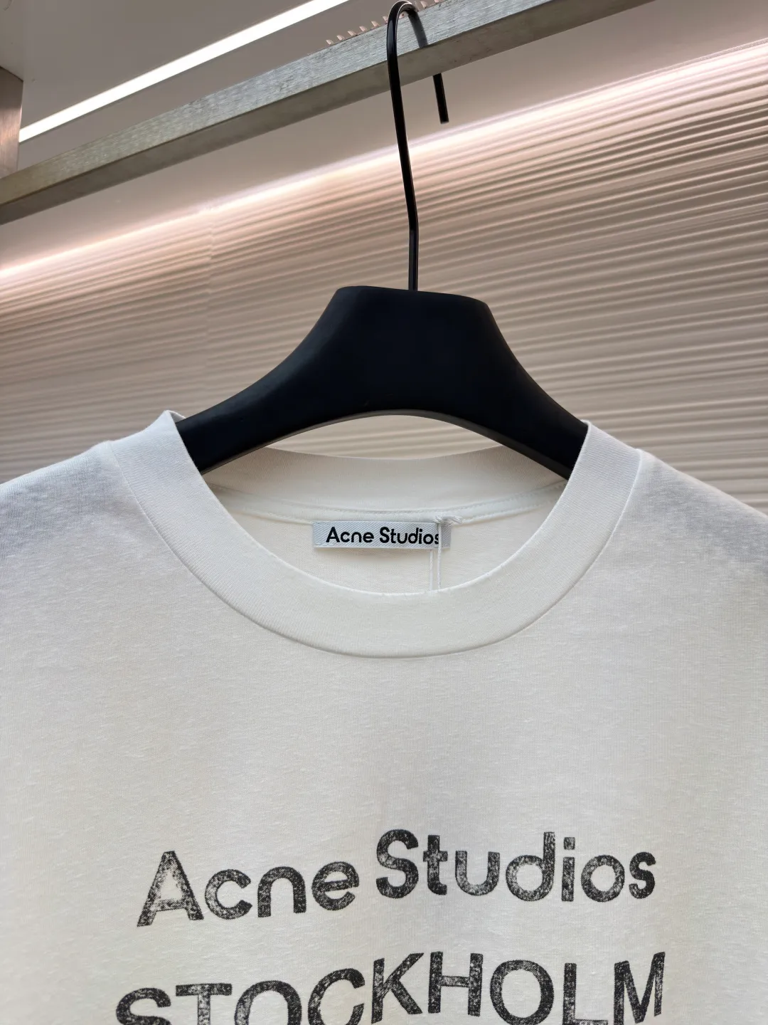 Acne Studios 1966 mud-dyed washed distressed short-sleeve ●Original version: 2800 purchased and developed ●Item number: 1682348-X95 ●Fabric: cloud velvet ski-like cotton fabric ●Technology: glue printing ●Color: white ●Version: fitted version ●Weight: about 225 grams ●Size: S-M-L-XL ●Description: Made of ultra-soft pure cotton fabric, garment-dyed, washed and distressed, the chest part has a dirty feel, and the lower part shows a gradient effect. The neckline is slightly frayed to better fit the overall tone. The overall line is straight and delicate, the fabric is comfortable and soft, and the color is consistent without color difference. It can be matched with the same style to create a fashionable look and control various occasions. Customized accessories, complete with three standards, the same style for men and women!